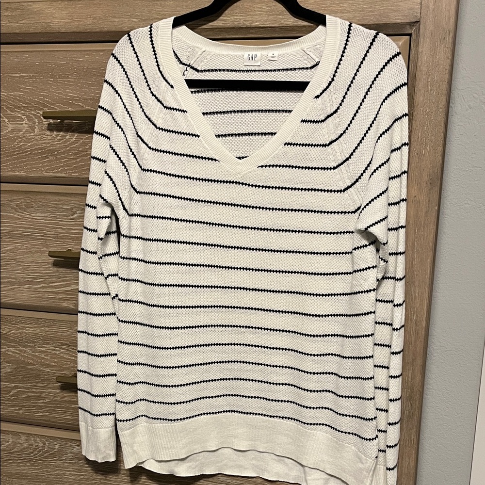 GAP Women's V-Neck Sweater - White and Black Stripes Size M